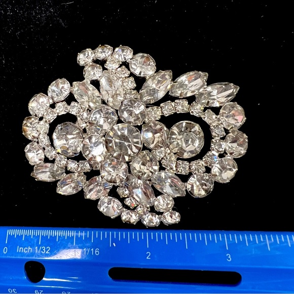 Beautiful Large Vintage Clear Rhinestone Brooch w/ Silver Tone Setting - Picture 2 of 7